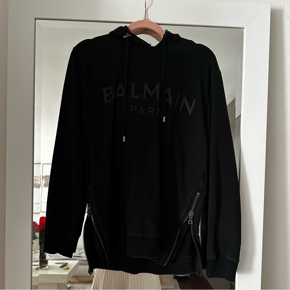 Balmain sweatshirt, size M, in very good condition.